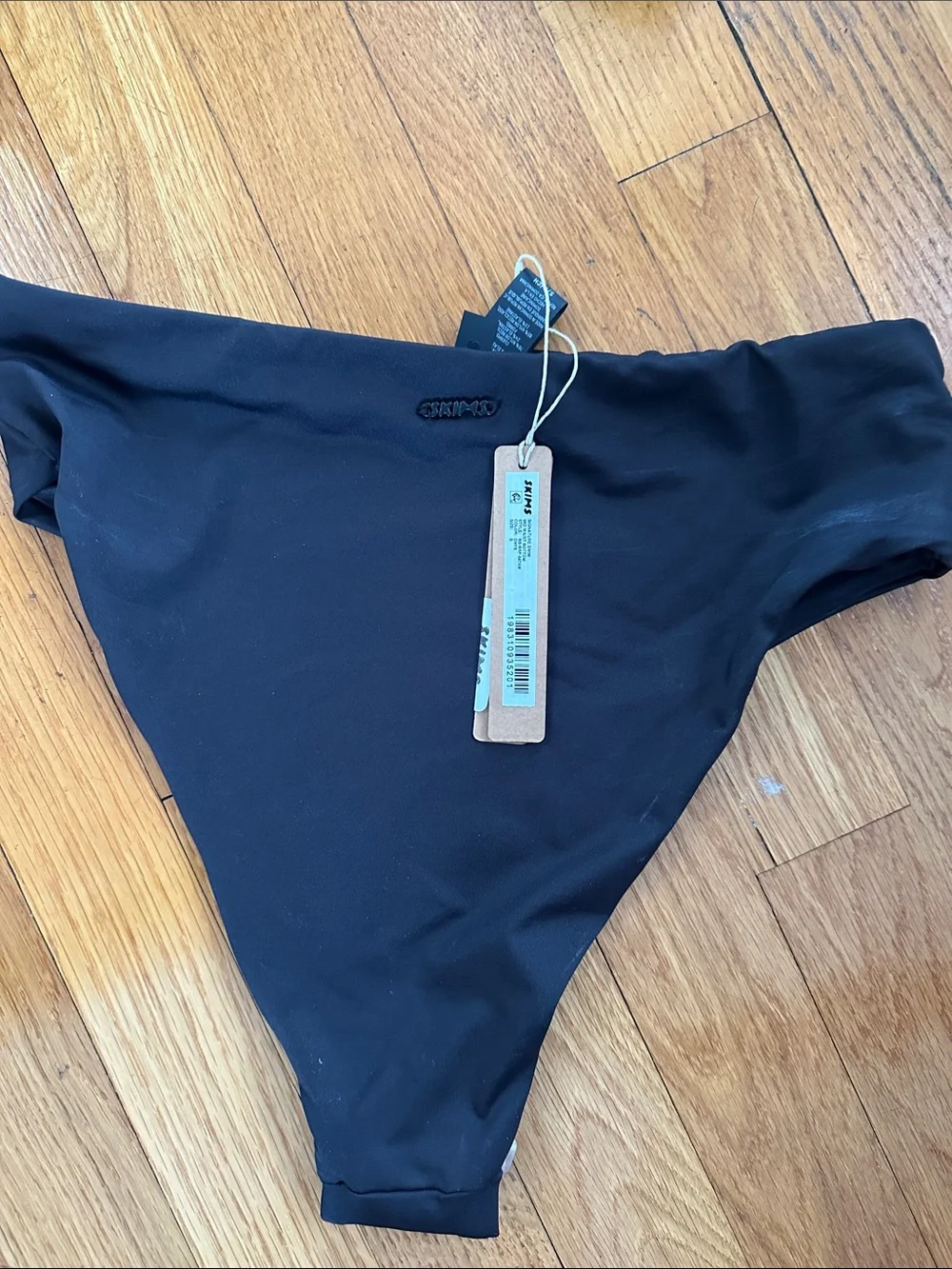 Skims bikini bottoms, black size small. BNWT